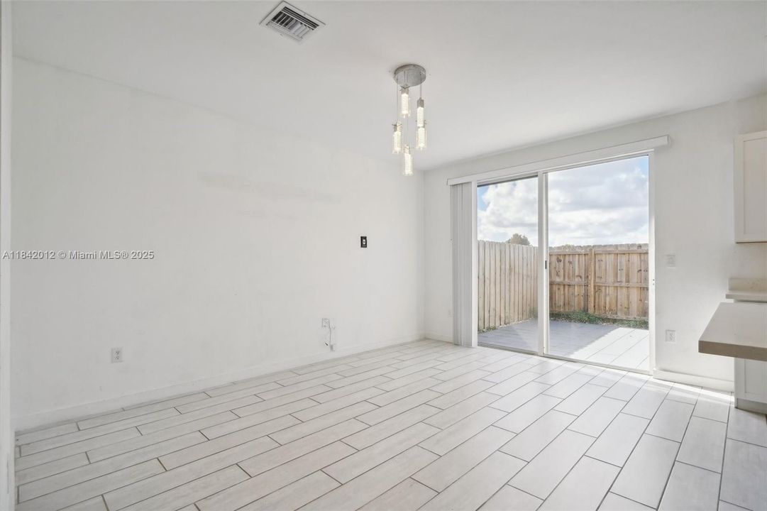 En Venta: $355,000 (4 camas, 3 baños, 1374 Pies cuadrados)