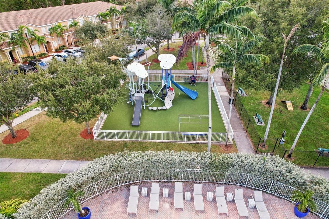 En Venta: $355,000 (4 camas, 3 baños, 1374 Pies cuadrados)