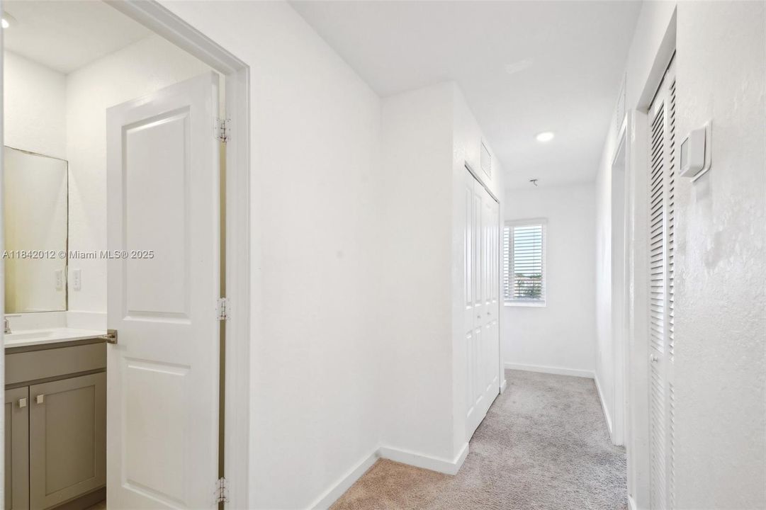 En Venta: $355,000 (4 camas, 3 baños, 1374 Pies cuadrados)