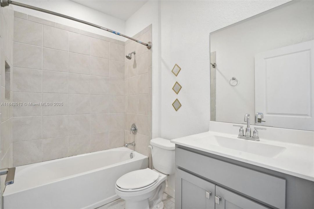 En Venta: $355,000 (4 camas, 3 baños, 1374 Pies cuadrados)