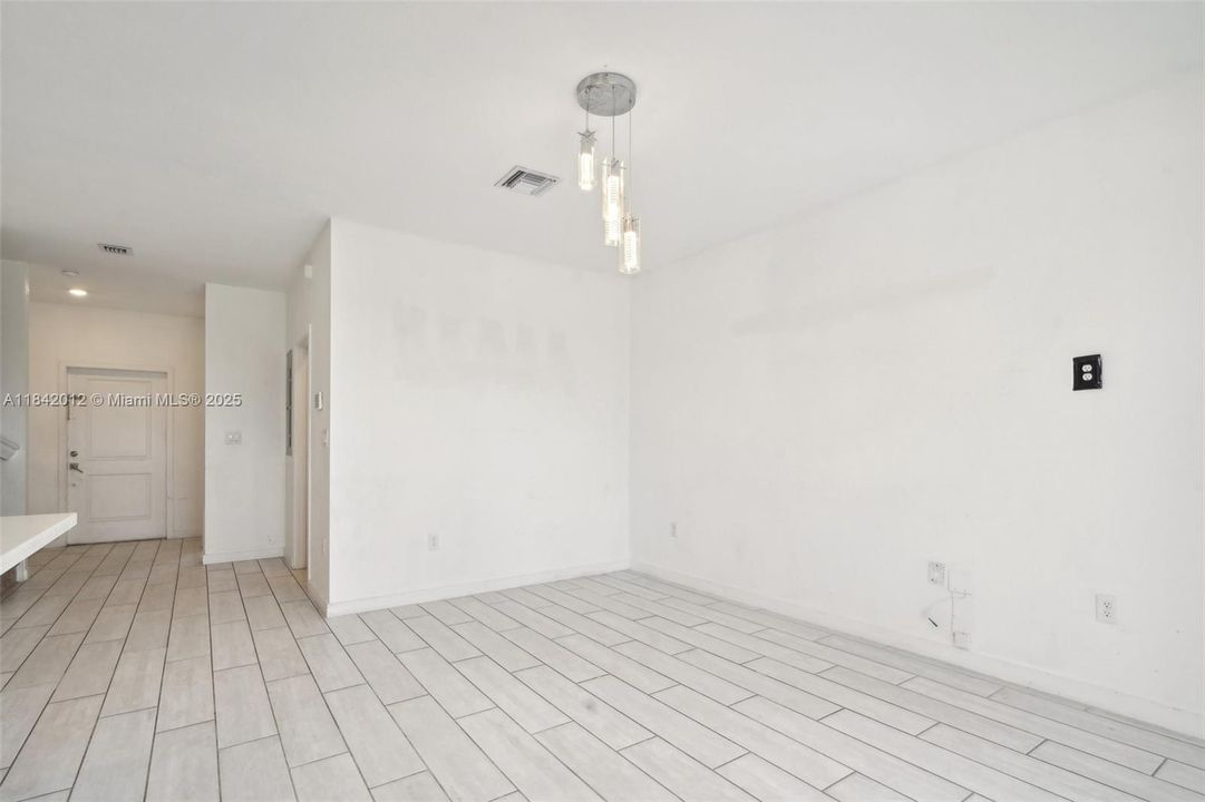 En Venta: $355,000 (4 camas, 3 baños, 1374 Pies cuadrados)