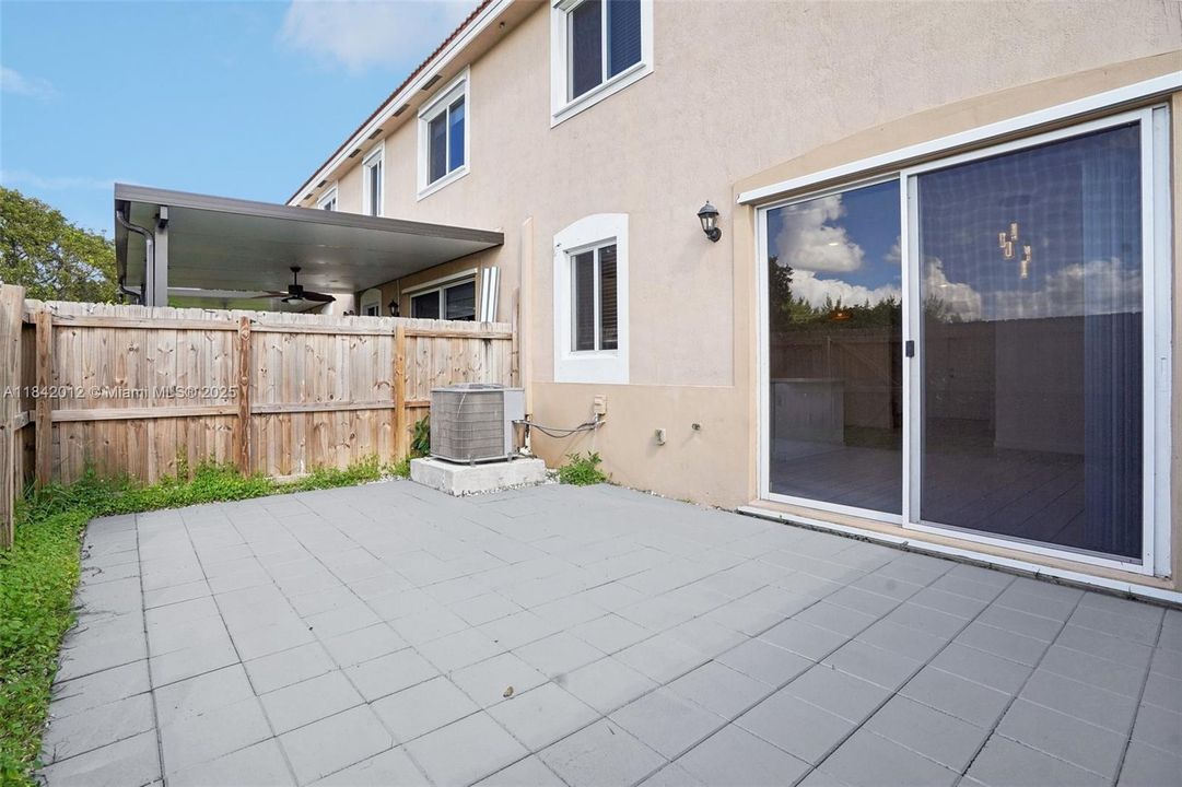 En Venta: $355,000 (4 camas, 3 baños, 1374 Pies cuadrados)