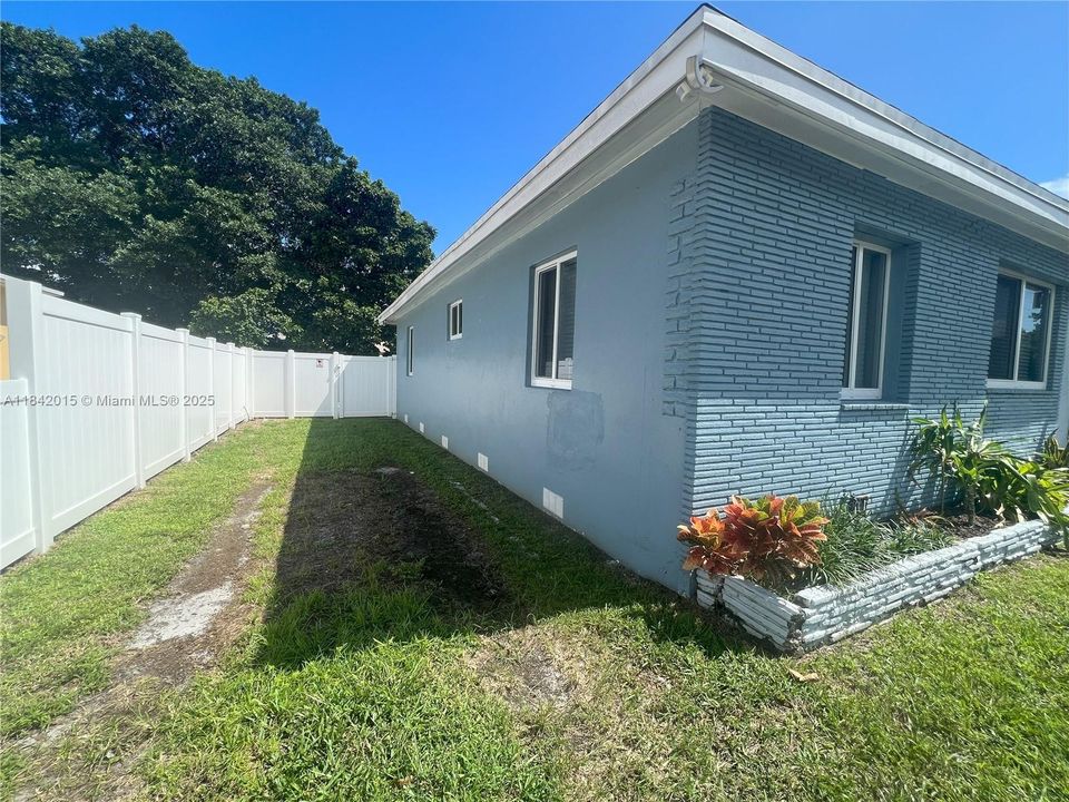 Recently Rented: $3,050 (3 beds, 2 baths, 1218 Square Feet)