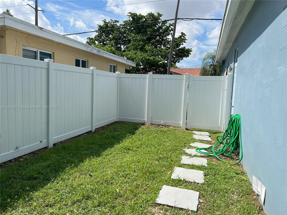 Recently Rented: $3,050 (3 beds, 2 baths, 1218 Square Feet)