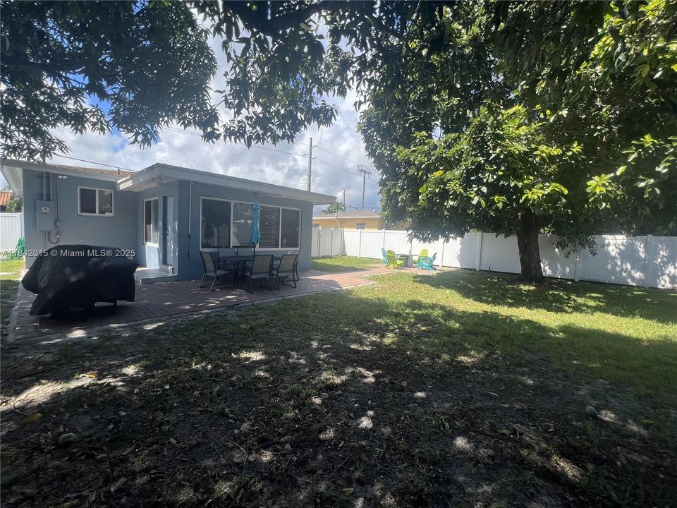 Recently Rented: $3,050 (3 beds, 2 baths, 1218 Square Feet)