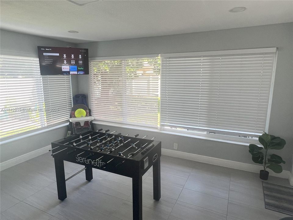 Recently Rented: $3,050 (3 beds, 2 baths, 1218 Square Feet)