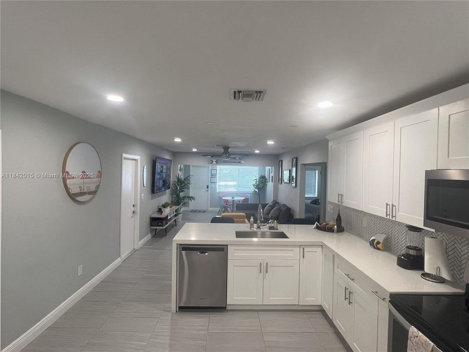 Recently Rented: $3,050 (3 beds, 2 baths, 1218 Square Feet)