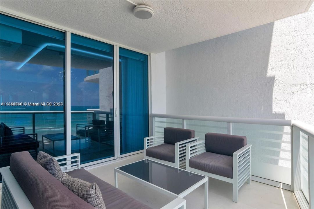 Recently Sold: $1,950,000 (2 beds, 2 baths, 1354 Square Feet)