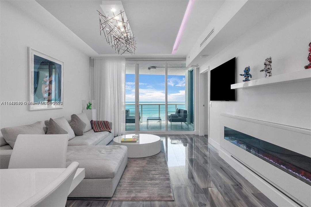 Recently Sold: $1,950,000 (2 beds, 2 baths, 1354 Square Feet)