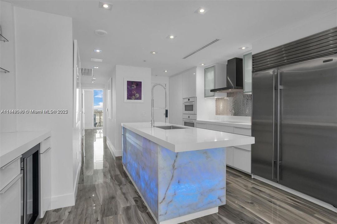 Recently Sold: $1,950,000 (2 beds, 2 baths, 1354 Square Feet)