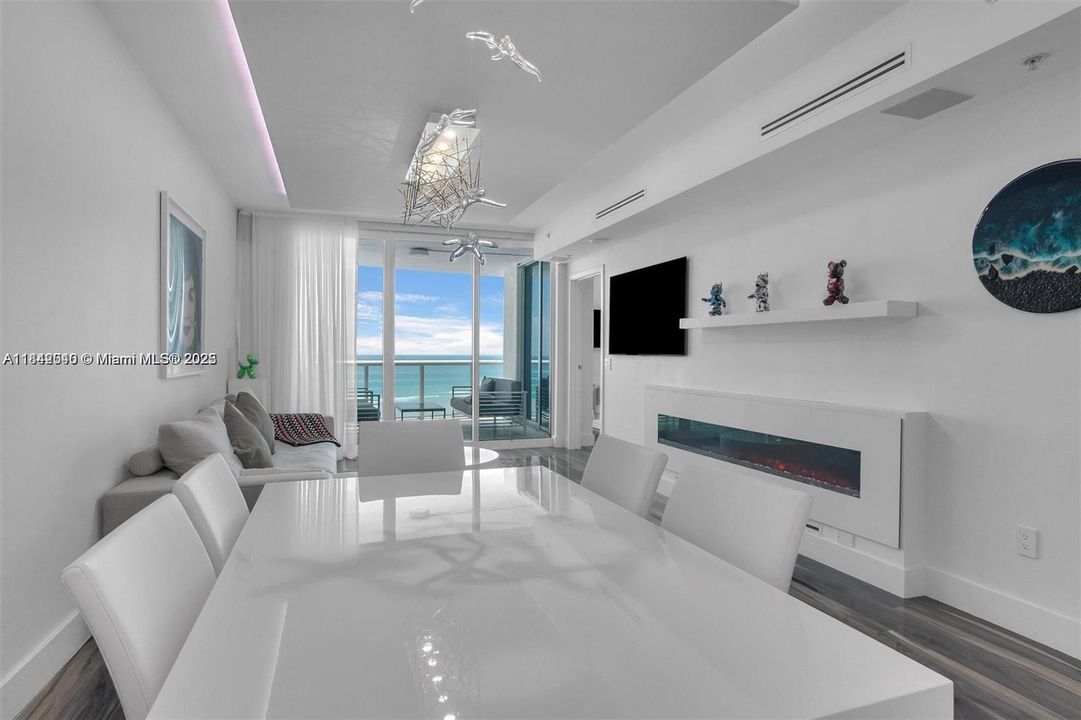 Recently Sold: $1,950,000 (2 beds, 2 baths, 1354 Square Feet)