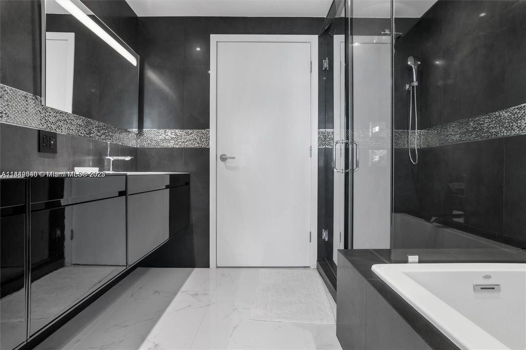 Recently Sold: $1,950,000 (2 beds, 2 baths, 1354 Square Feet)