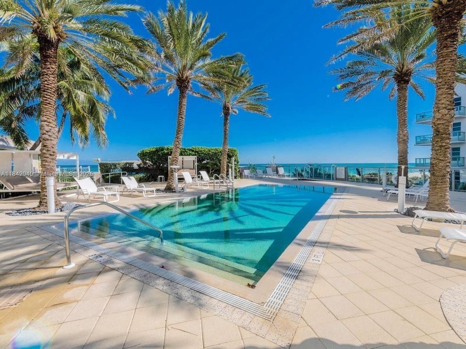 Recently Sold: $1,950,000 (2 beds, 2 baths, 1354 Square Feet)