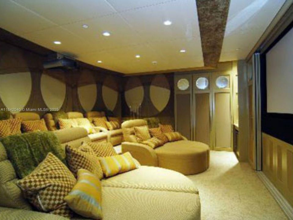 Recently Sold: $1,950,000 (2 beds, 2 baths, 1354 Square Feet)