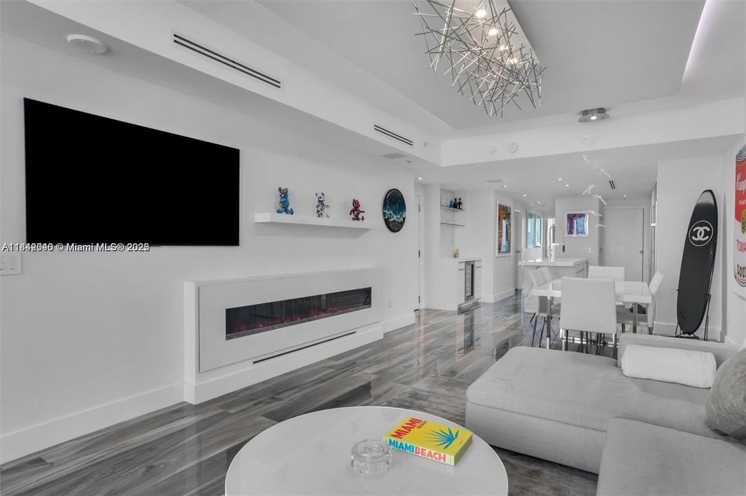 Recently Sold: $1,950,000 (2 beds, 2 baths, 1354 Square Feet)