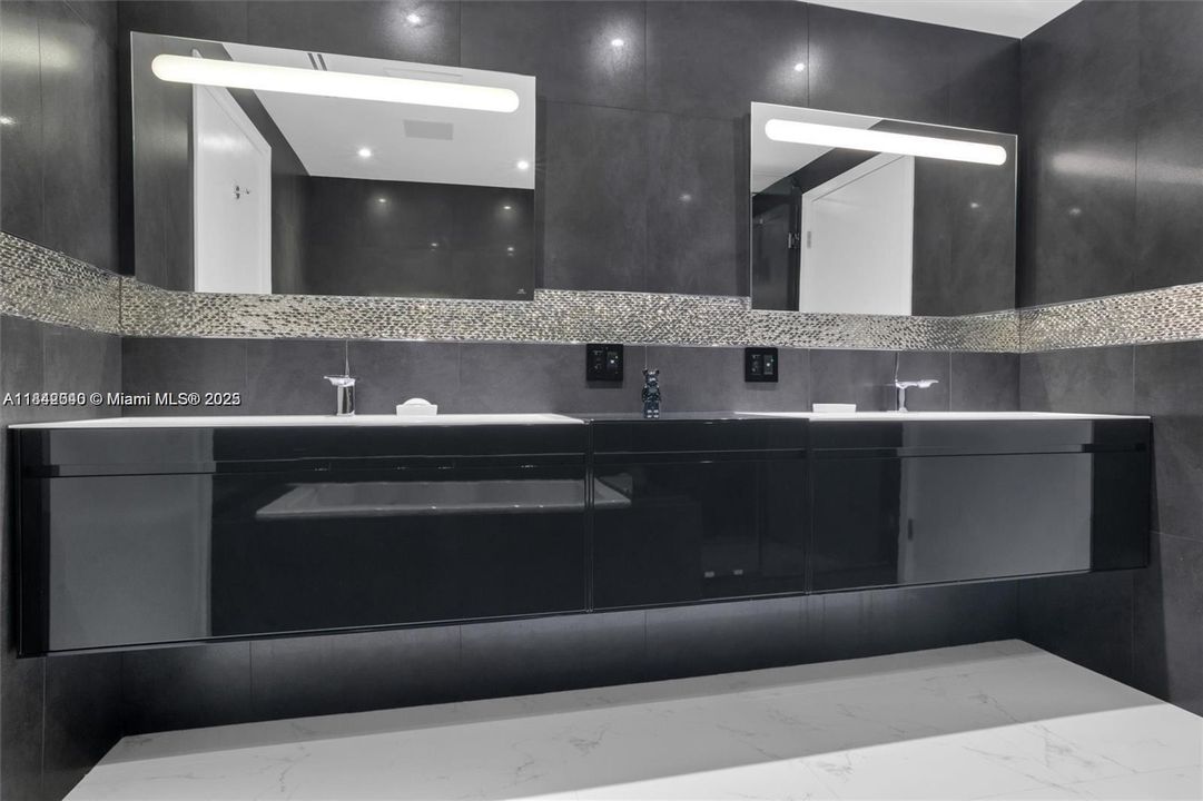 Recently Sold: $1,950,000 (2 beds, 2 baths, 1354 Square Feet)