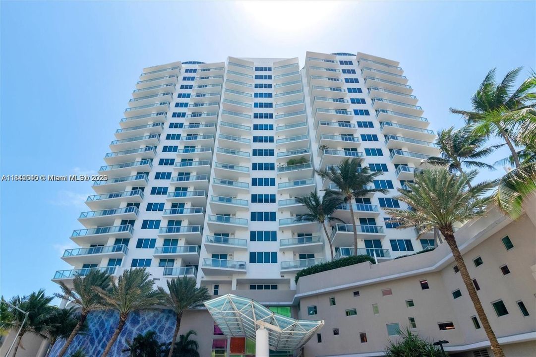 Recently Sold: $1,950,000 (2 beds, 2 baths, 1354 Square Feet)