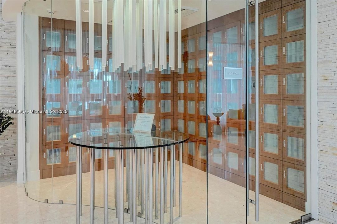 Recently Sold: $1,950,000 (2 beds, 2 baths, 1354 Square Feet)