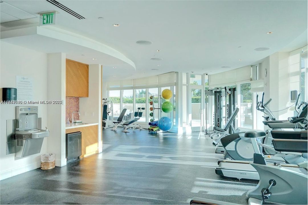 Recently Sold: $1,950,000 (2 beds, 2 baths, 1354 Square Feet)