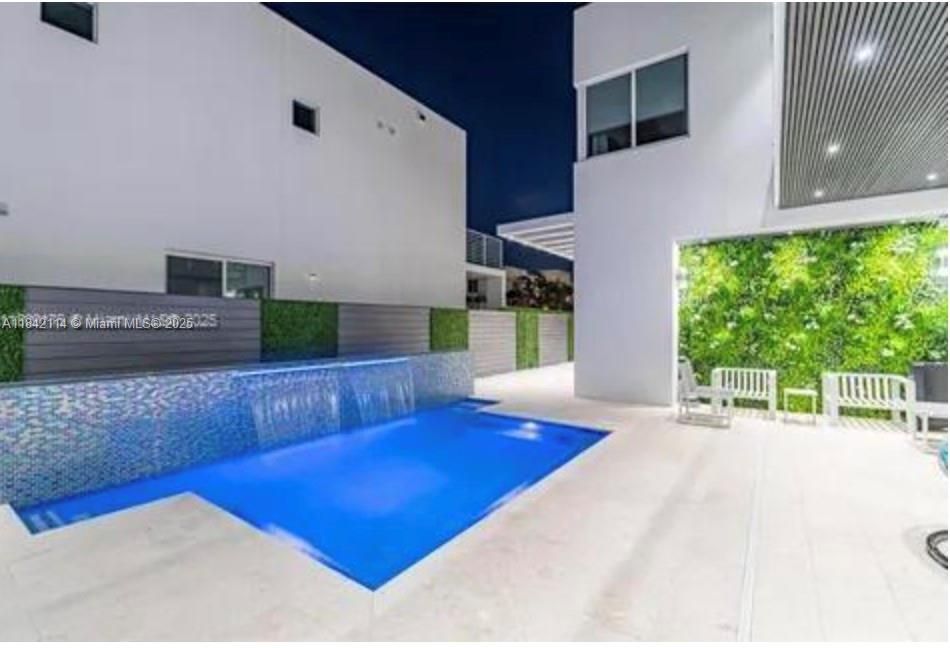 出租: $10,500 (4 贝兹, 5 浴室, 3361 平方英尺)