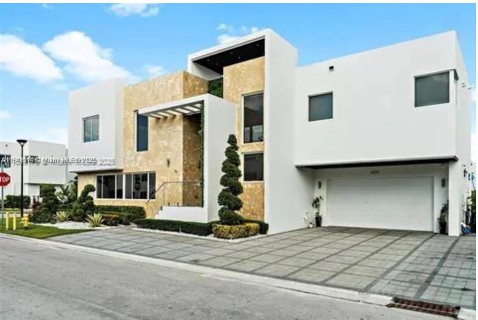 出租: $10,500 (4 贝兹, 5 浴室, 3361 平方英尺)