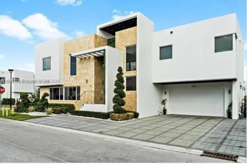 出租: $10,500 (4 贝兹, 5 浴室, 3361 平方英尺)