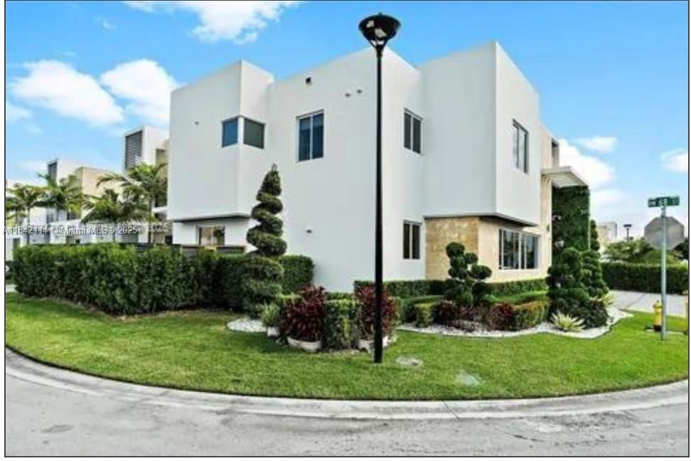 出租: $10,500 (4 贝兹, 5 浴室, 3361 平方英尺)