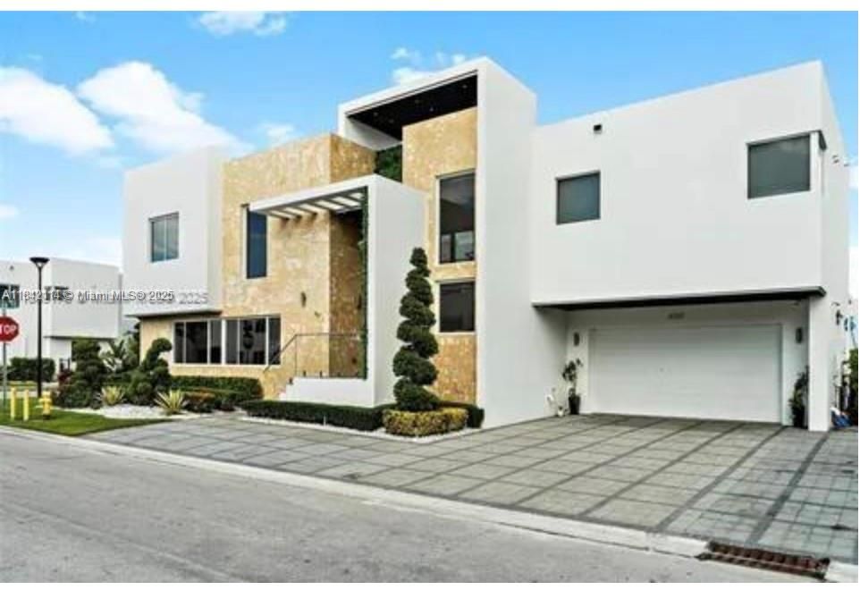 出租: $10,500 (4 贝兹, 5 浴室, 3361 平方英尺)