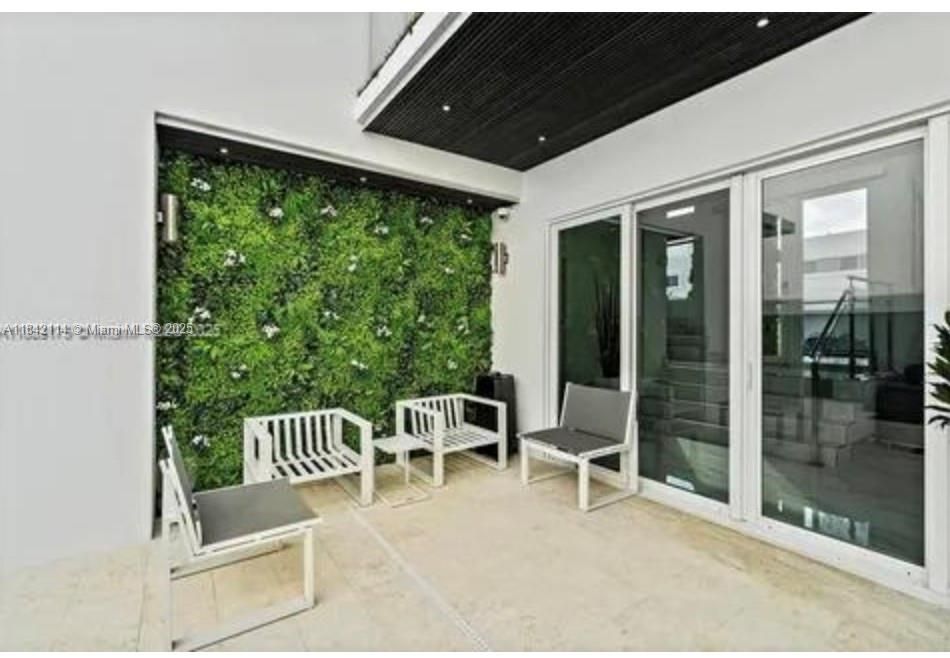 出租: $10,500 (4 贝兹, 5 浴室, 3361 平方英尺)