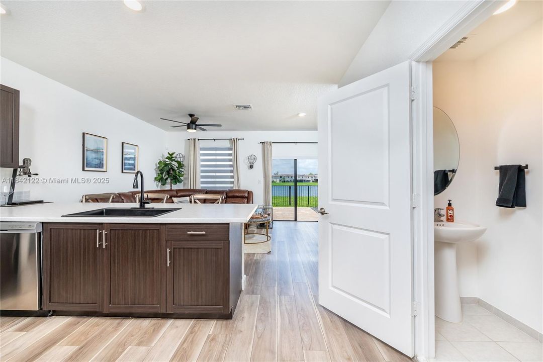 На продажу: $429,999 (3 спален, 2 ванн, 1362 Квадратных фут)