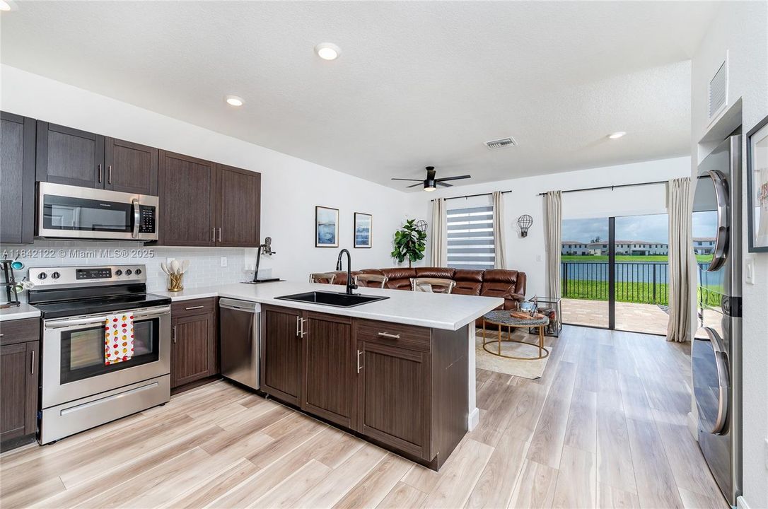 На продажу: $429,999 (3 спален, 2 ванн, 1362 Квадратных фут)