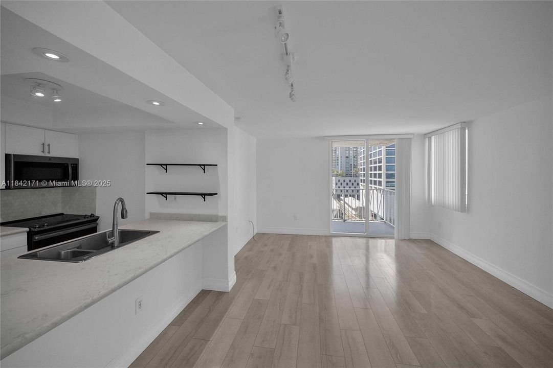 待售: $334,900 (2 贝兹, 2 浴室, 914 平方英尺)