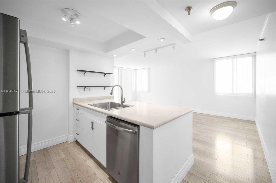 待售: $334,900 (2 贝兹, 2 浴室, 914 平方英尺)