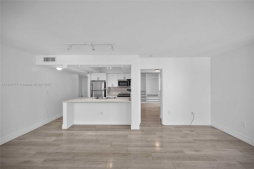 待售: $334,900 (2 贝兹, 2 浴室, 914 平方英尺)