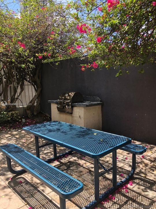 待售: $334,900 (2 贝兹, 2 浴室, 914 平方英尺)