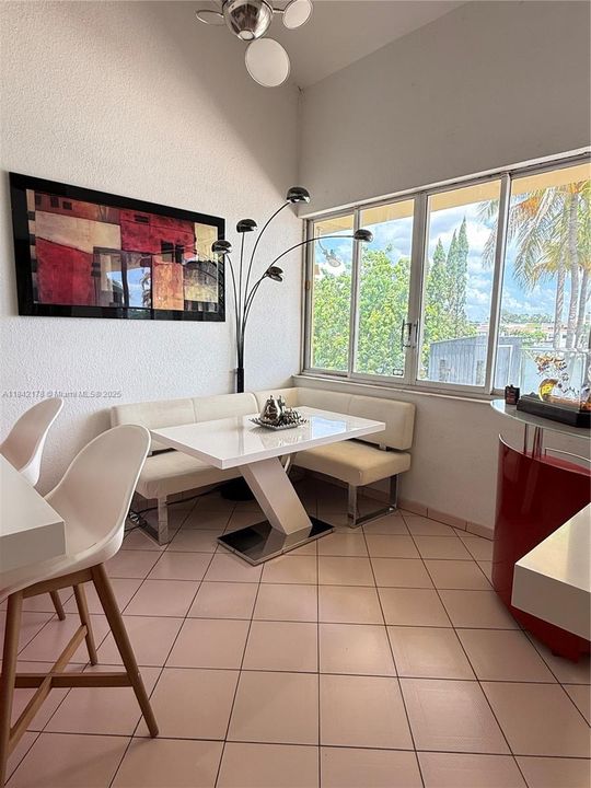 En Venta: $949,999 (4 camas, 3 baños, 3190 Pies cuadrados)