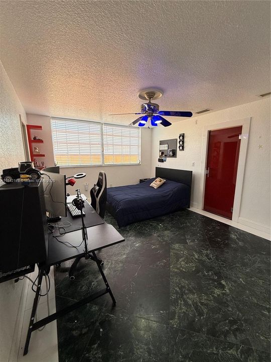 En Venta: $949,999 (4 camas, 3 baños, 3190 Pies cuadrados)