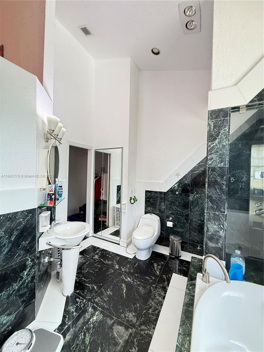 En Venta: $949,999 (4 camas, 3 baños, 3190 Pies cuadrados)