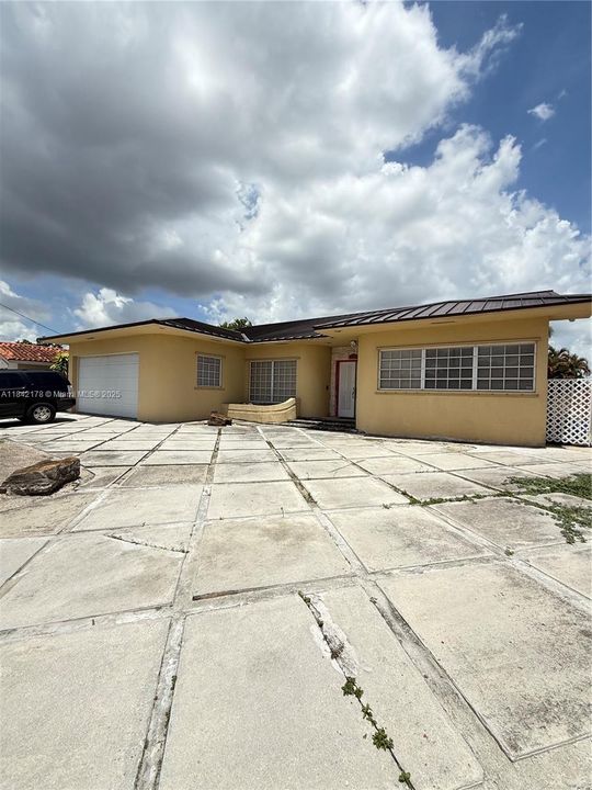 En Venta: $949,999 (4 camas, 3 baños, 3190 Pies cuadrados)