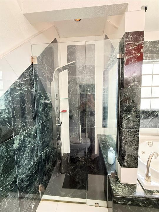 En Venta: $949,999 (4 camas, 3 baños, 3190 Pies cuadrados)