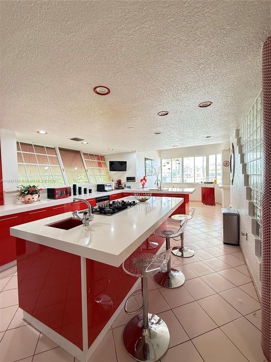 En Venta: $949,999 (4 camas, 3 baños, 3190 Pies cuadrados)