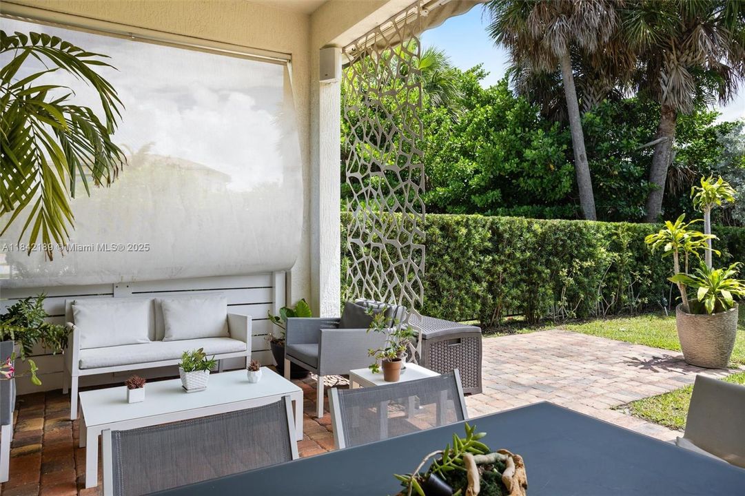 Lanai with Electronic Awning & Side Shade