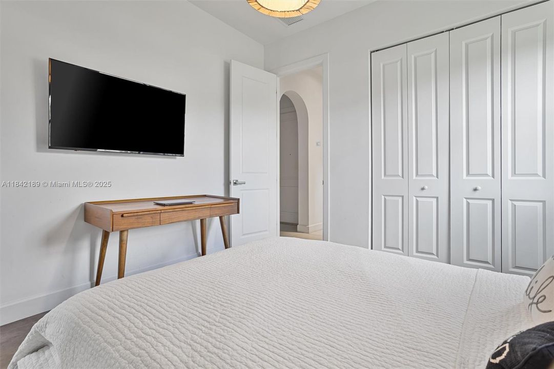 Second Bedroom with TV Setup and Ample Closet