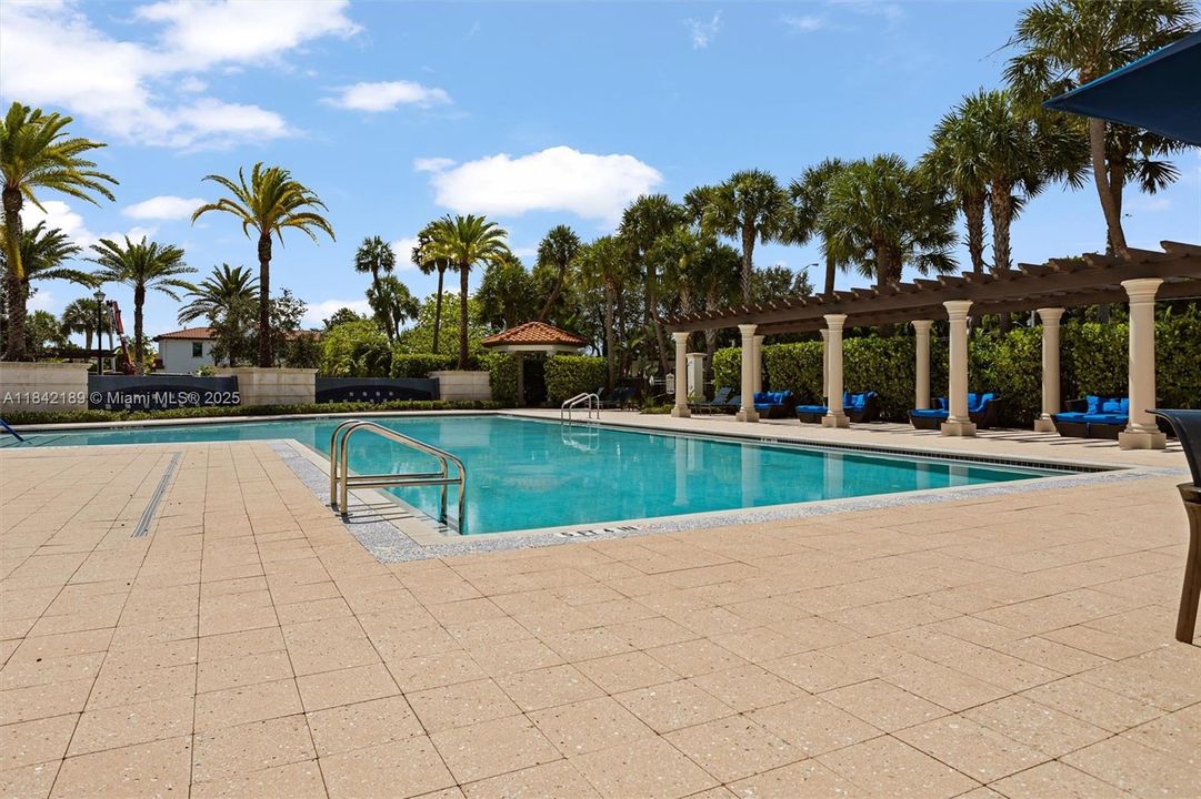 Heated Pool with Tropical Environment & Lounge Chairs