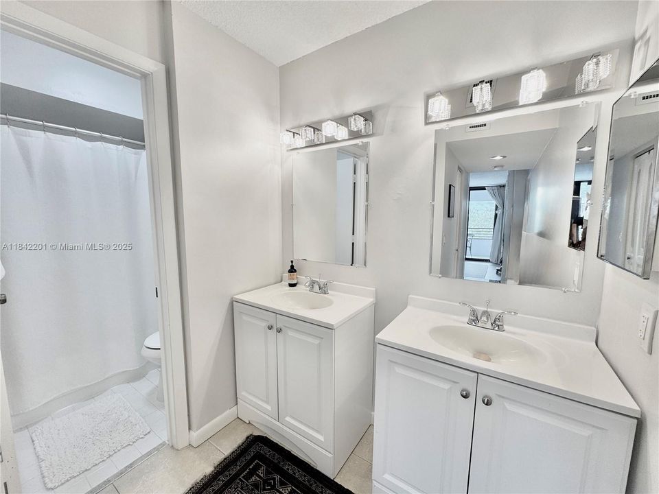 Active With Contract: $280,000 (1 beds, 1 baths, 990 Square Feet)