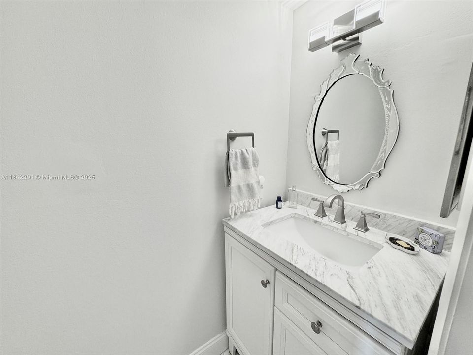 Active With Contract: $280,000 (1 beds, 1 baths, 990 Square Feet)