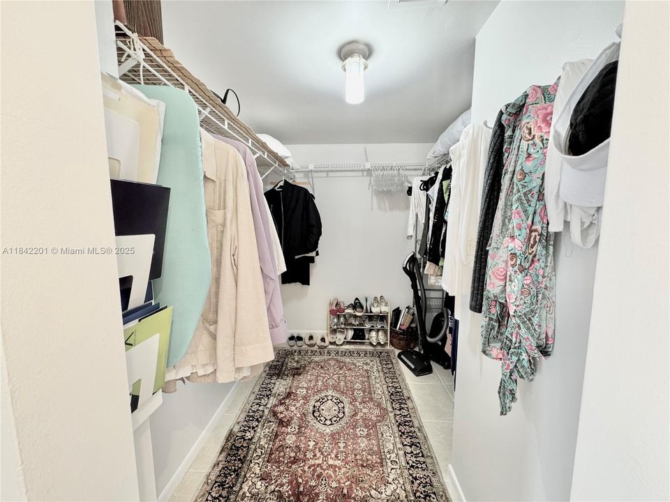 Active With Contract: $280,000 (1 beds, 1 baths, 990 Square Feet)