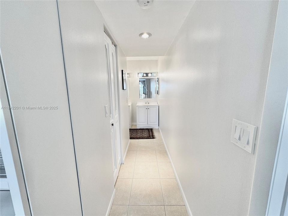 Active With Contract: $280,000 (1 beds, 1 baths, 990 Square Feet)