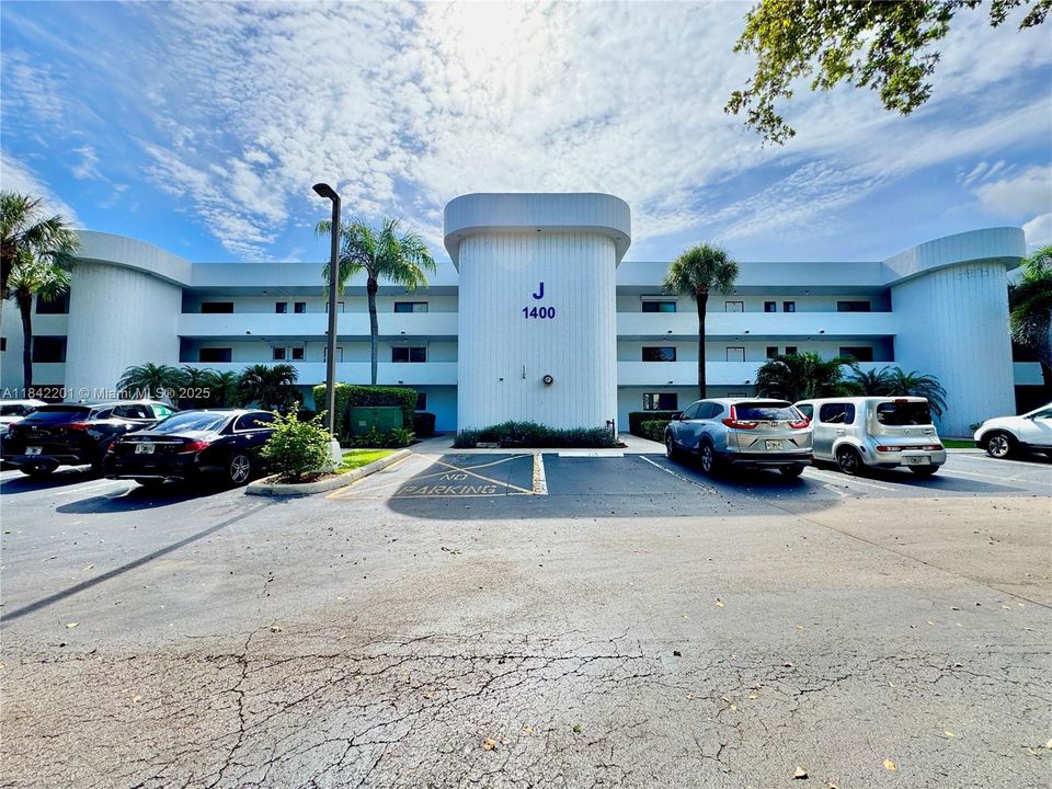 Active With Contract: $280,000 (1 beds, 1 baths, 990 Square Feet)