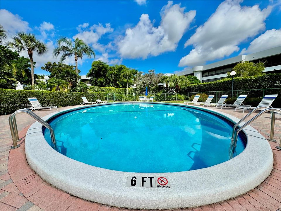 Active With Contract: $280,000 (1 beds, 1 baths, 990 Square Feet)